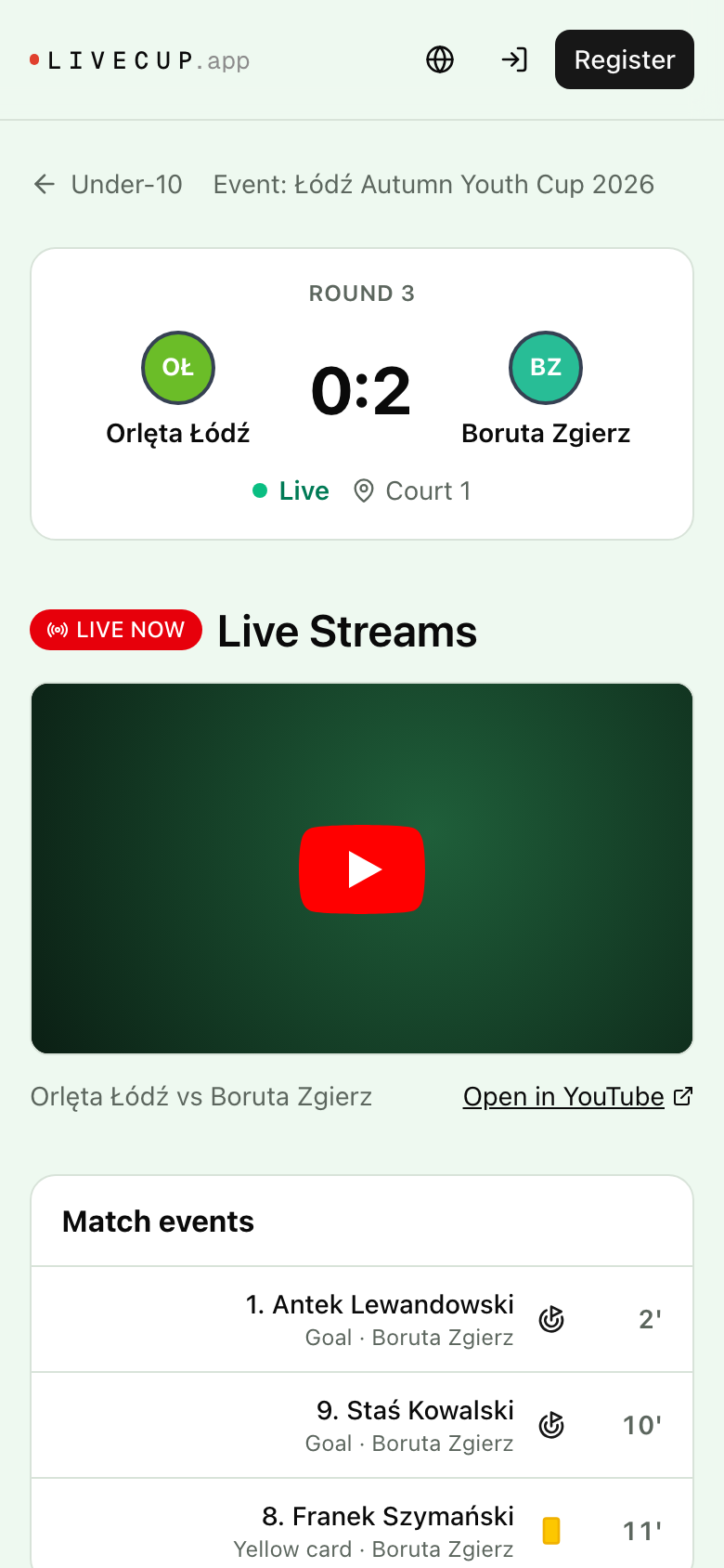 Pagina partita su un telefono con il risultato live, il campo, il player dello streaming e la cronaca di gol e cartellini